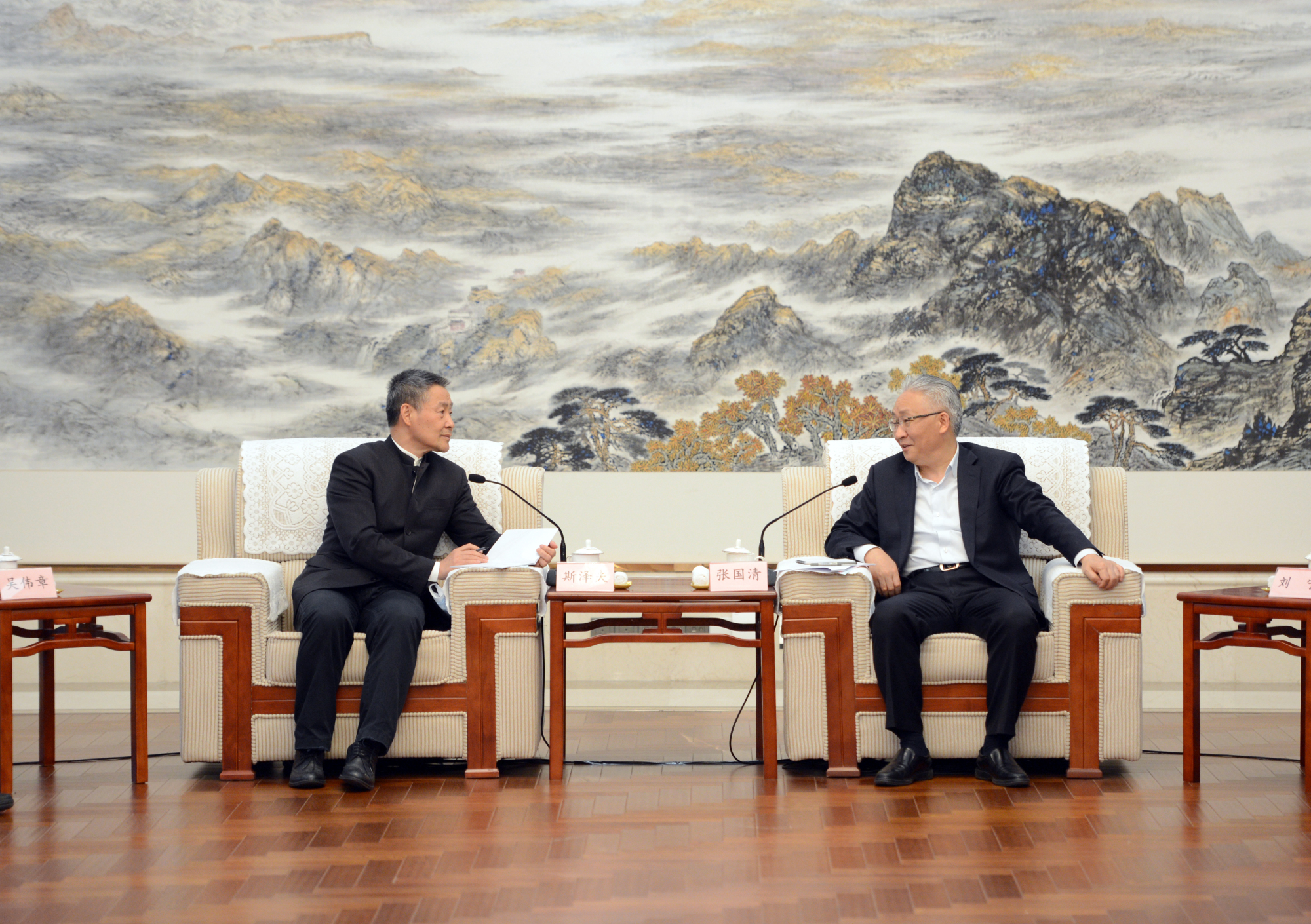 老哥俱乐部-老哥必备的交流社区